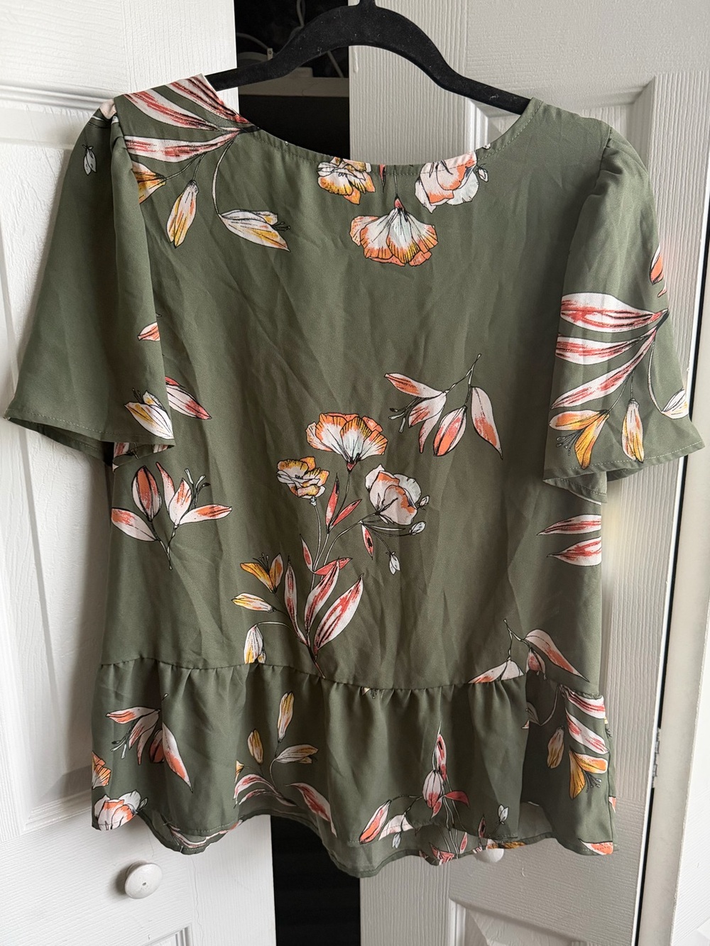 Apt 9 NWT Olive Green Floral Ruffle Hem Top